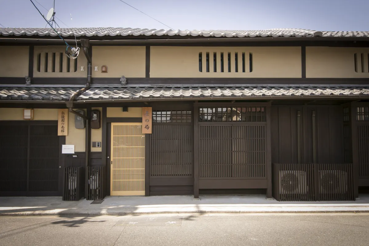 Street facade of Ichi-no-Tsubone, with lattice doors and a gold-lattice entrance