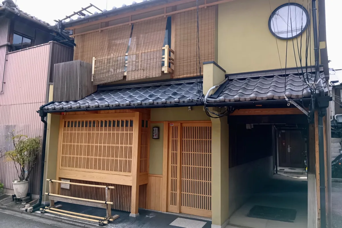 Facade of Kyomachiya Ebis, with wooden lattice and a round window