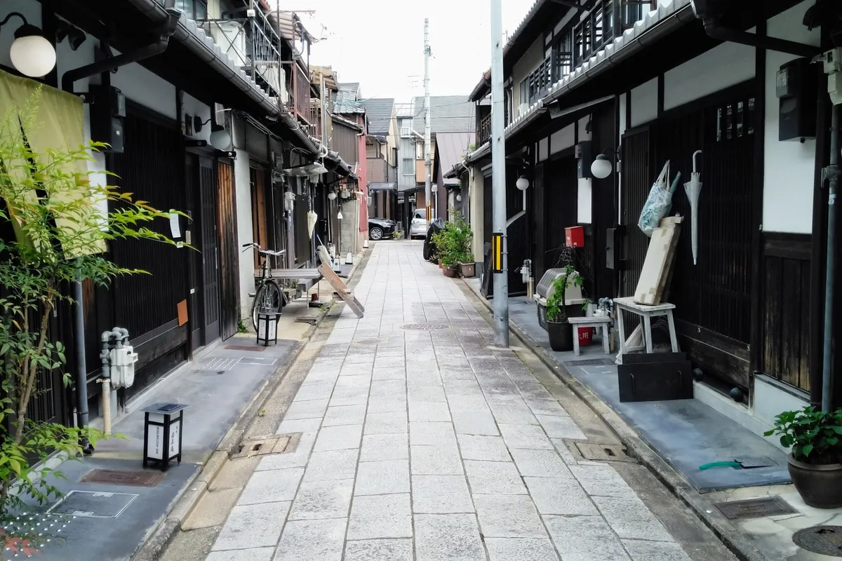Stone-paved alley at Wakakusa-An
